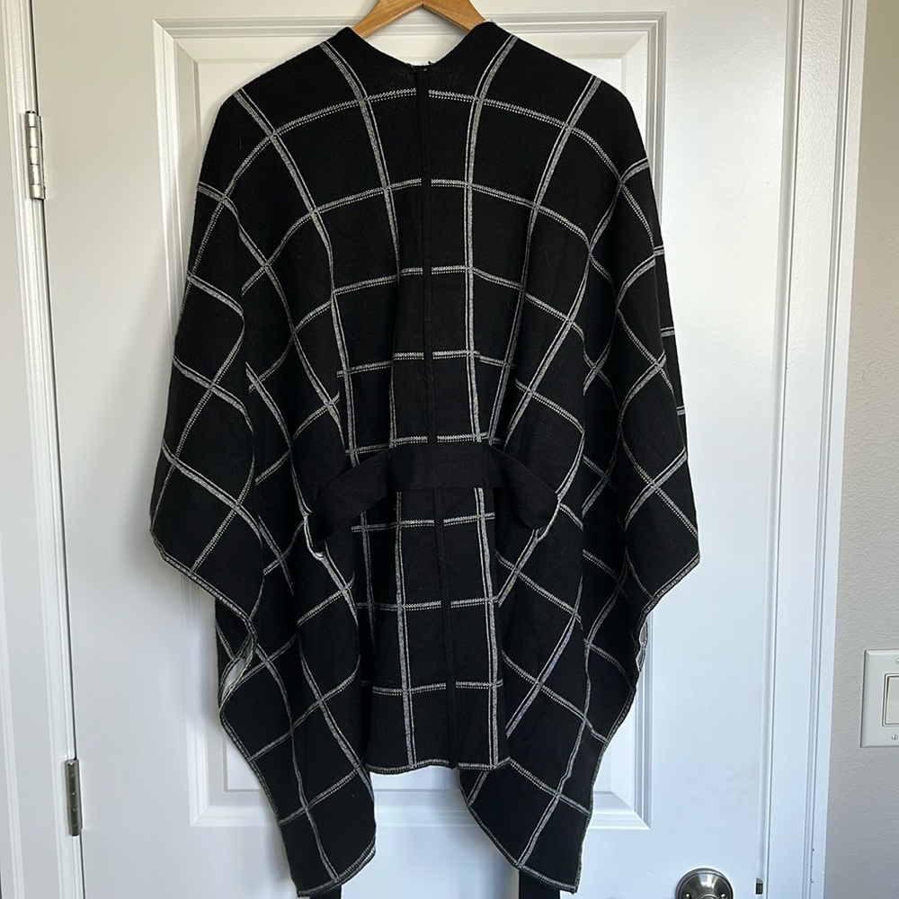 NWOT Tahari Belted Poncho OS Women’s Kimono Soft Stretchy Black White Plaid Cozy - Picture 5 of 10